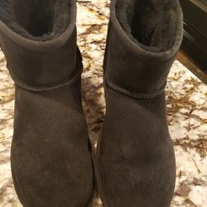 EUC UGG black classic mini size 9